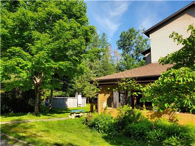Heated pool Cottage in the Laurentians - Edge of the wood
