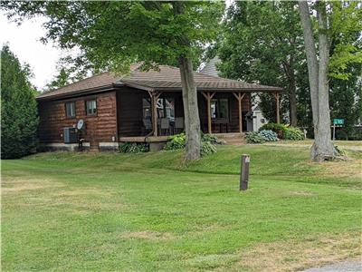 Family Cottage in Turkey Point - Spacious log cabin, quiet retreat, short walk to the sandy beach