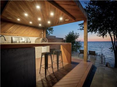 Boutique 4 Season Family Lakehouse on Lake Simcoe, Sleeps 6 with Modern Outdoor Kitchen
