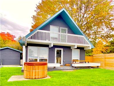 Boutique 4 Season Family Lakehouse on Lake Simcoe, Sleeps 6 with Modern Outdoor Kitchen