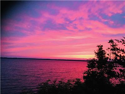 Bright Waterfront Bungalow and Sunsets in Prince Edward County