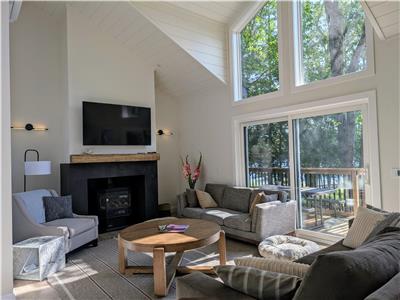 Newly Renovated Lakeside Muskoka Cottage with Private Sandy Beach - 3B, 2Bath on Skeleton Lake