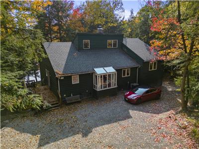 Gorgeous & Private Muskoka Lakefront Hideaway with Sauna & Hot Tub