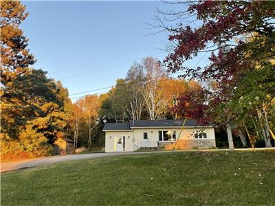 The Whitney House Retreat - Steps from Algonquin Park - Galeairy Lake - ATV/Snowmobile trail