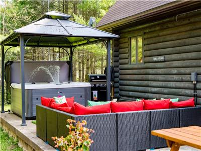 Cozy Cabin Inn avec bain  remous priv, foyer, BBQ