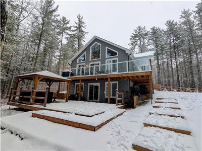 Luxurious Lake Front Cottage - Sleeps Eight, Hot Tub, Dog Friendly, Internet