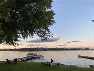 KAWARTHAS MODERN WATERFRONT COTTAGE/LAKEHOUSE, GREAT FISHING, KAYAKS+PADDLE BOARDS+PEDAL BOAT INCL