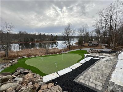 The Lake House - Waterfront - Free Play Arcade - Hot tub- PAR 3 GOLF HOLE & 9 HOLE MINI PUTT COURSE