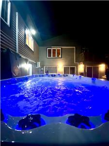 Modern Waterfront Cottage, 13' Hot Tub/Swim Spa, Sleeps 19 Max, 2 Kitchens