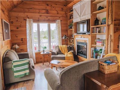 Pines Edge Cottage - Lake access with forest - Peaceful, clean & bright