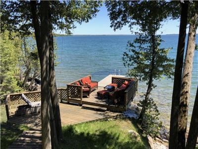 Cedar Springs: Authentic 1950s Log Cottage on Lake Manitou with Modern Amenities