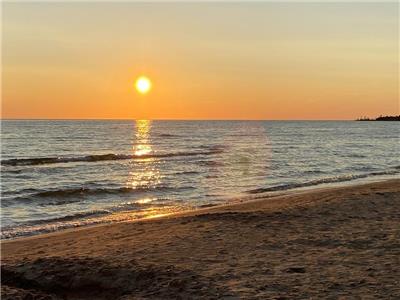 Compass Cottage - Sauble Beach Cottage w/ Pool, 10 mins to Beach, Ping Pong Table, Unlimited Wi-Fi