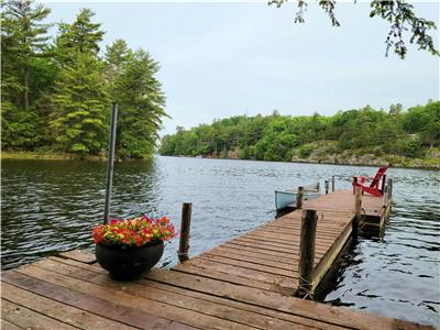 Avail Sept 22 and Oct 27 weekends  Blue Bird's Nest - 3 bedroom lakeside cottage - 6 to 8 guests