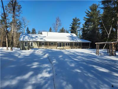 *NEW LISTING* Quaint Ranch Style Cottage on beautiful Rock Lake. 2023 Summer calendar fully open.