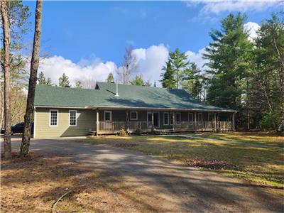 *NEW LISTING* Quaint Ranch Style Cottage on beautiful Rock Lake. 2023 Summer calendar fully open.