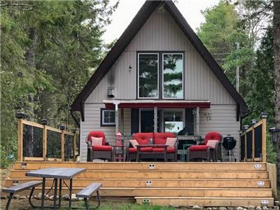 My Happy Place - Traditional 3BR A-Frame Waterfront Cottage w/ Swimming, Firepit, BBQ & Wi-Fi