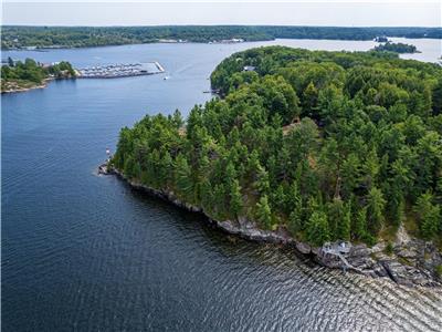 Year Round Georgian Bay Lakefront Cottage on 3.5 acre Point, Spectacular Views, Wifi, Dogs, Sleeps 6