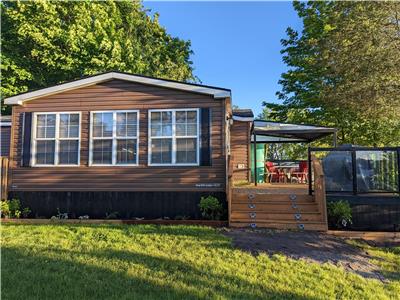 Cherry Beach Cottage - Sand Banks - Prince Edward County - Lake Front