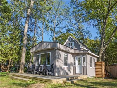 3 Bedroom Cottage in Grand Bend steps to Beach and Marina