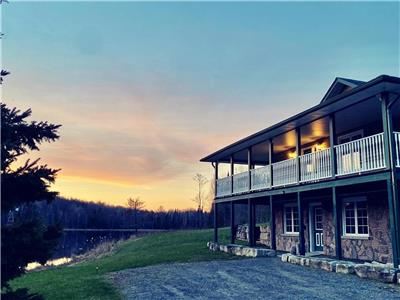 Custom Chalet in the Haliburton Highlands with Water-view and Starlink high speed internet!