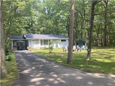 Grand Bend Family Cottage in the beautiful area of Southcott Pines!