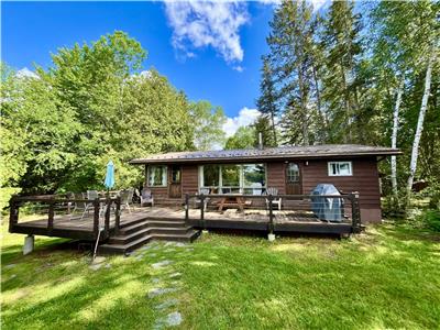 Pristine waterfront cottage on picturesque Restoule Lake w/loads of amenties. GREAT FISHING!