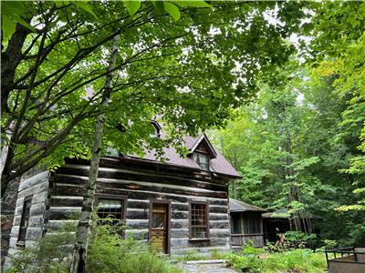 Waterfront Log Cottage - 6 bedrooms - for Sale (Bass Lake, Muskoka)