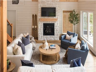 Luxury Muskoka Lakehouse w/hot tub & Screen Room