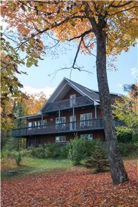 Happy Mountain Hideaway - Spacious Cozy Waterfront Cottage with Hot-tub and Sauna in Blue Sea QC