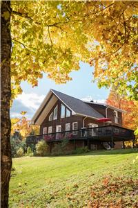 Happy Mountain Chalet - Comfy, Spacious Lakefront Oasis with Sauna and Hottub in Blue Sea, QC