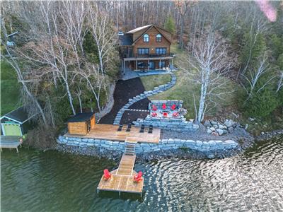 Beautiful new Log Home on the Trent with Hot Tub and Sauna