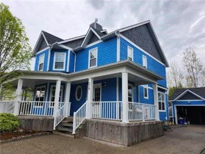 Coastal Cottage-9 beds, 4+1 bedrooms, 6 minute walk to beach and town, Hot Tub, firepit, porch