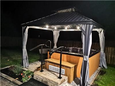 Spacious cottage w/ All-season 8-seater hot tub; firepit, bbq, large patio, games room. Sleeps 8-10
