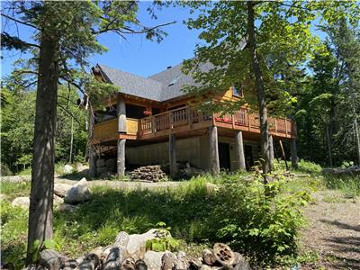 Beautiful Lakefront Log Home in Morin-Heights, Quebec