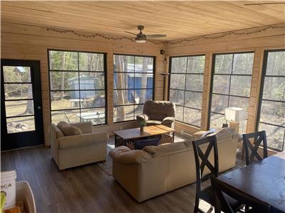 Peaceful 3 bedroom cabin with spacious sunroom