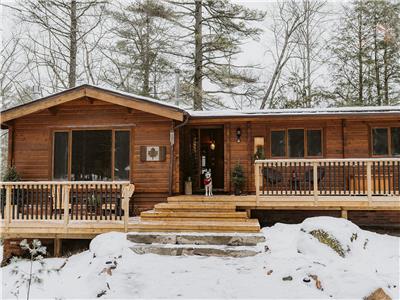 Luxury Waterfront Log Cabin on 18 Acres! NOW BOOKING SUMMER 2025 & FALL 2024