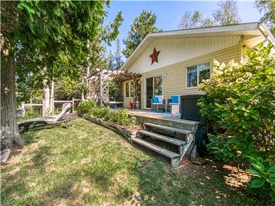 Vee's Cottage Rental, Geneva Lake Cartier, One hour from Sudbury. Spring-fed lake beach/fishing!