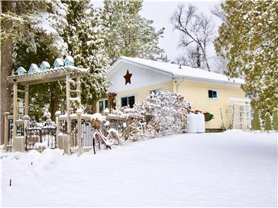 Vee's Cottage Rental, Geneva Lake Cartier, 1 hour from Sudbury. On the Moose Loop snowmobile trail!