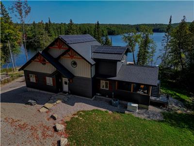 New Off-Grid Waterfront Retreat! Quiet bay on the Ottawa River. Perfect for families!