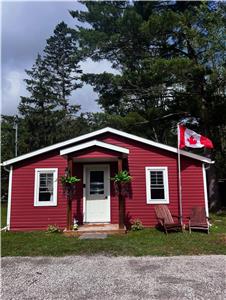 Young at Heart Cottage - Private dock - Beach - paddle board- Kayaks - Canoe - Hot Tub