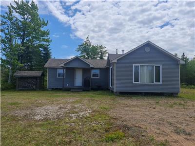 Lover's Lane - Warm Getaway at this Waterfront Cottage - Aldouane New Brunswick