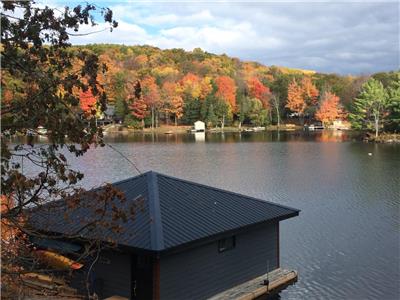 Charming 3-bedroom cottage on beautiful Stoney Lake with Boat House Games Room