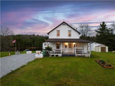 Snugly Valley-Private Waterfront Getaway in Ardoch Ompah North Frontenac ON with Hot tub,gaming room