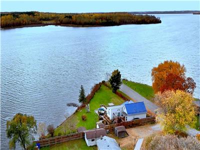 ALL-SEASON WATERFRONT COTTAGE AT LAKE SCUGOG, WITH MAGNIFICIENT VIEW, VERY CLOSE TO MOST OF GTA