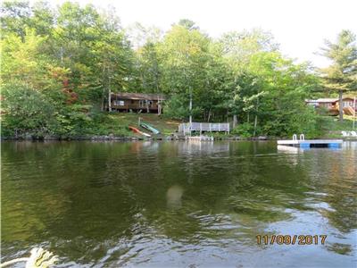 3 bedroom, 3 season on Kamaniskeg Lake near Barrys Bay -90km of boating