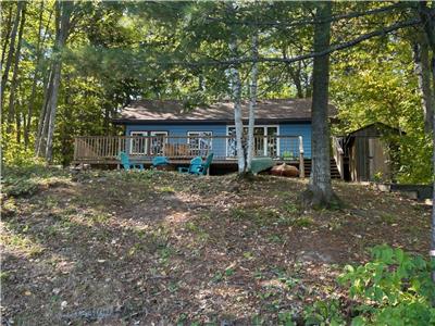 3 bedroom, 3 season on Kamaniskeg Lake near Barrys Bay -90km of boating
