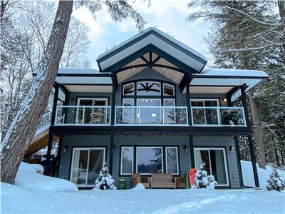 Winter Playground on the Lake, SkiDoo/ATV Trail Fireplace WiFi Fish Hike Algonquin's Edge