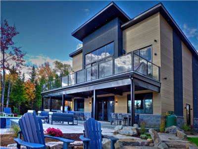 NEW! Chalet Aurora | 5 Bedrooms | Hot tub | Outdoor Pool