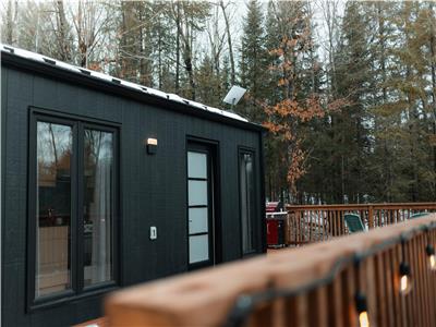 The Raspberry Retreat - with hot tub nestled in nature