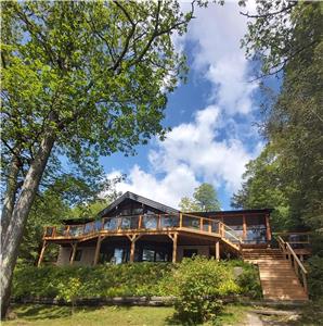 Large viceroy chalet-style cottage on beautiful Healey Lake.